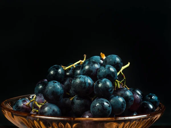 Masadaki kırmızı üzümler