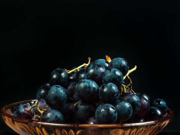 красный виноград на столе