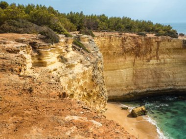 Kayalıklardan yakınındaki Güney Portekiz Benagil