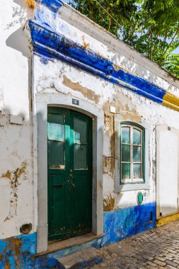 Güney Portekiz kıyısında Faro eski alleyways içinde