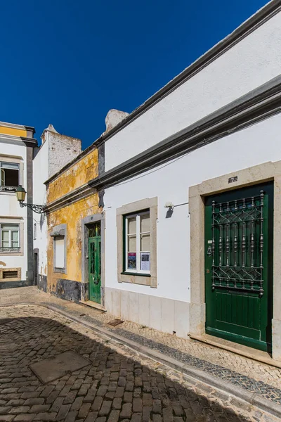 En los antiguos callejones de Faro en la costa del sur de Portugal — Foto de Stock