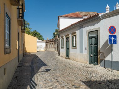 Güney Portekiz kıyısında Faro eski alleyways içinde