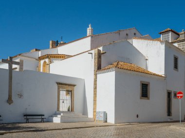 Güney Portekiz kıyısında Faro eski alleyways içinde