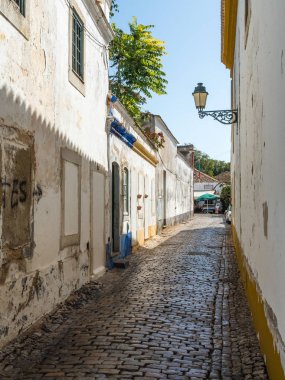 Güney Portekiz kıyısında Faro eski alleyways içinde