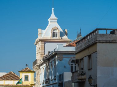 Güney Portekiz kıyısında Faro eski alleyways içinde