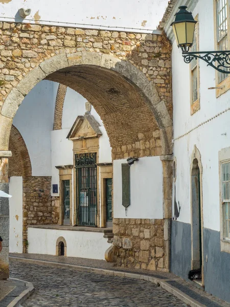 ポルトガル南部の海岸のファロの古い路地に — ストック写真