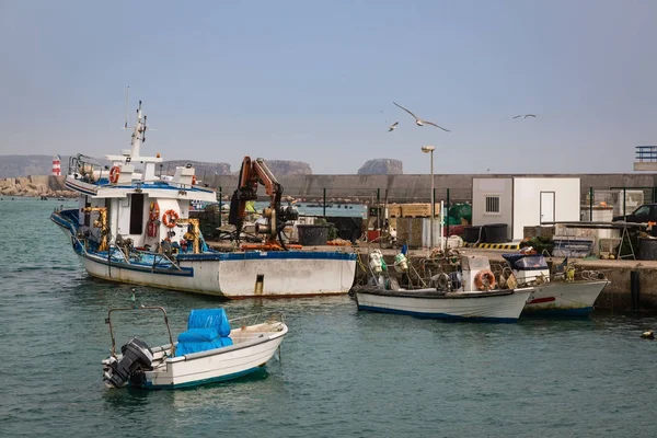 Рыбацкие лодки в порту Сагреш на юго-западном мысе Eur — стоковое фото