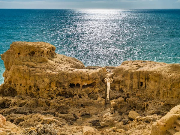 Sandburgenbildung an der Küste von Carvoeiro — Stockfoto