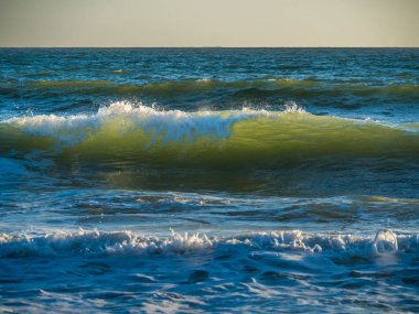 Dalgalar tarafından günbatımı ışıklı olmasıdır