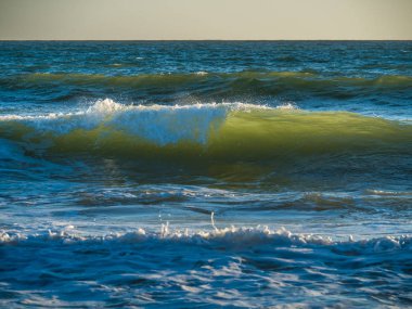 Dalgalar tarafından günbatımı ışıklı olmasıdır