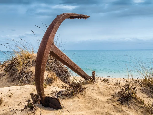 Naturlig Kirkegård for Marine Anchors på Barril Beach, Portugal - Stock-foto