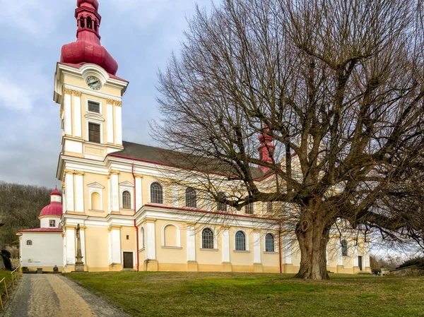 Kościół Świętego Benedykta we wsi Pustimer — Zdjęcie stockowe