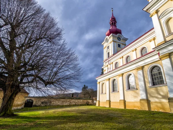 Pustimer 마에서 성 베네딕트 교회 — 스톡 사진