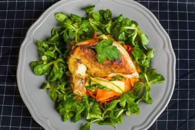 Sebze pappardelle üzerinde tavuk yüksek