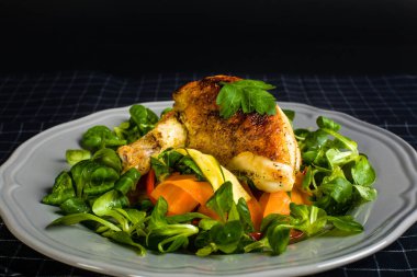 Sebze pappardelle üzerinde tavuk yüksek