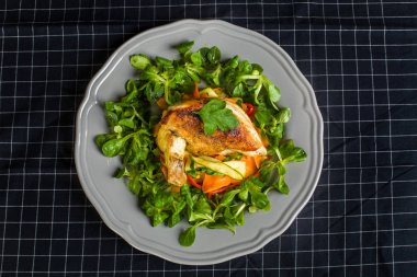 Sebze pappardelle üzerinde tavuk yüksek