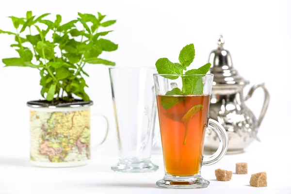 Traditional refreshing Arab mint tea — Stock Photo, Image