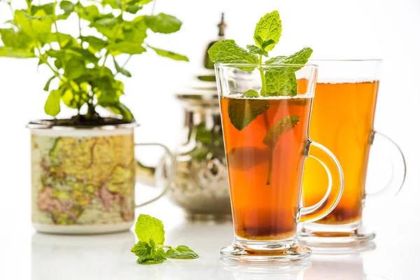 Traditional refreshing Arab mint tea — Stock Photo, Image