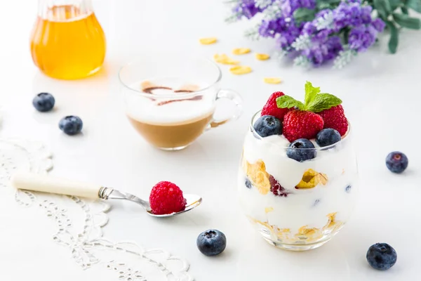 Café da manhã saudável cheio de vitaminas e probióticos — Fotografia de Stock