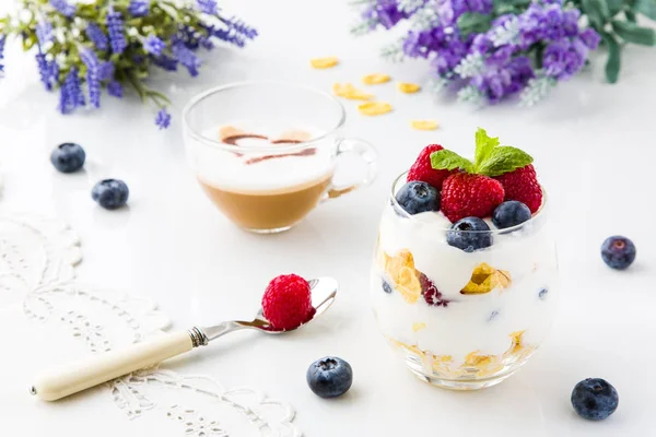 Café da manhã saudável cheio de vitaminas e probióticos — Fotografia de Stock