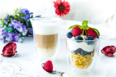 Sağlıklı kahvaltı vitaminler ve probiyotikler dolu