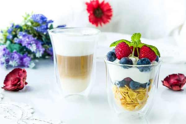 Café da manhã saudável cheio de vitaminas e probióticos — Fotografia de Stock