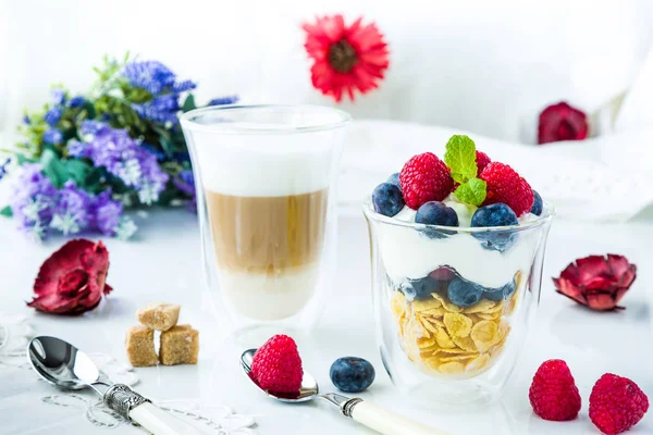 Café da manhã saudável cheio de vitaminas e probióticos — Fotografia de Stock