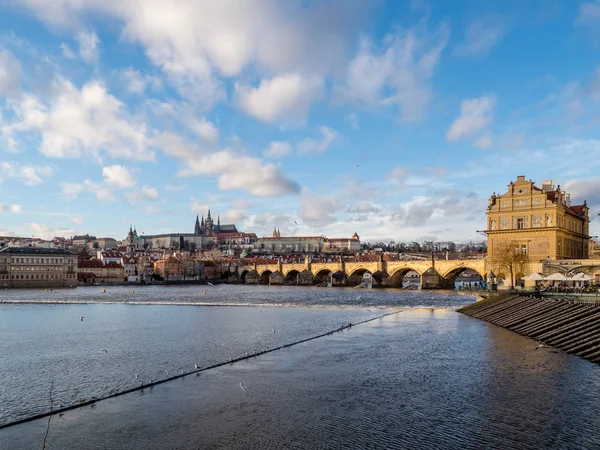 Vue du pont Charles, Château de Prague avec cathédrale Saint-Vitus — Photo