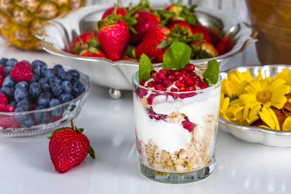 Desayuno con muesli, yogur, frutas y flores comestibles —  Fotos de Stock