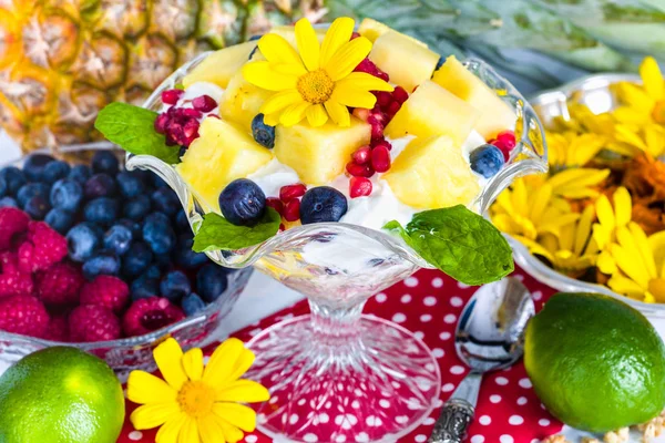 Ontbijt met muesli, yoghurt, fruit en eetbare bloemen — Stockfoto