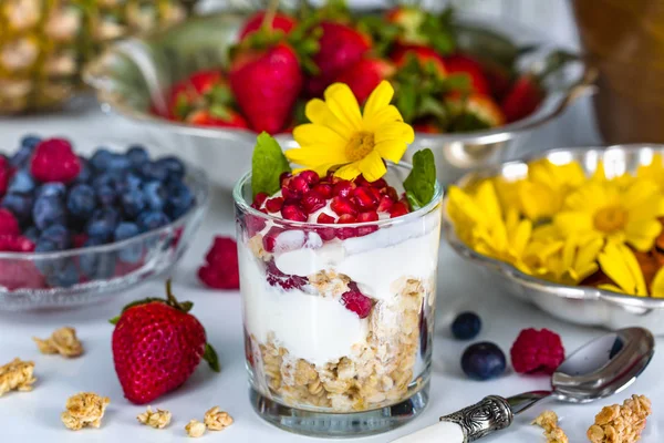 Müsli, yoğurt, meyve ve yenilebilir çiçekler ile Kahvaltı