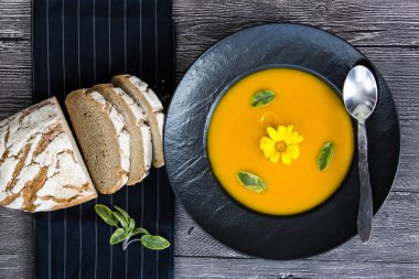 Siyah plaka balkabağı çorbası