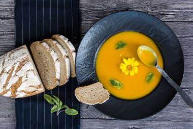 Siyah plaka balkabağı çorbası