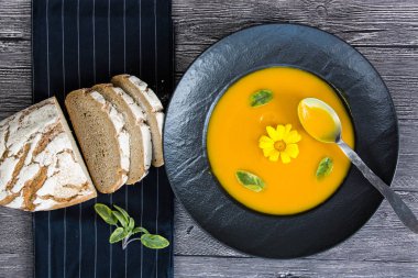 Siyah plaka balkabağı çorbası