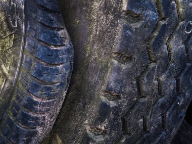 Eski lastiklerin vahşi dökümü