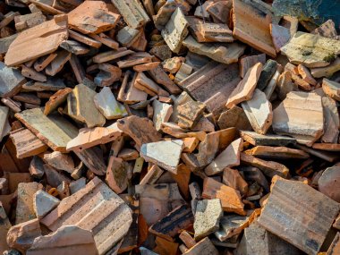 Eski kiremit yıkıldı evinden.