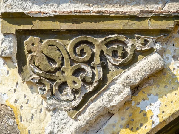 Detalle del portal casa en ruinas, Bratislava — Foto de Stock