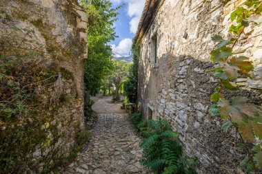Korfu Adası 'ndaki terk edilmiş Peritheia köyünde.