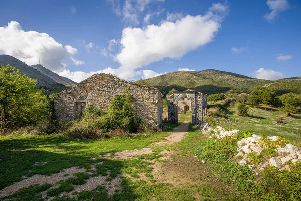 Korfu Adası 'ndaki terk edilmiş Peritheia köyünde.