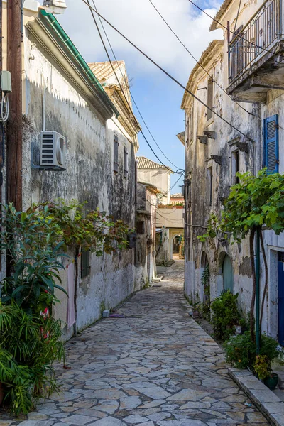 Caminar por los pasillos pueblo de Sinarades en la isla de Corfú — Foto de Stock