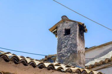 Korfu adasında terk edilmiş eski bir evin bacası.