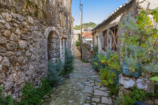 Zu Fuß durch die Gänge sinarades Dorf auf Korfu Insel — Stockfoto