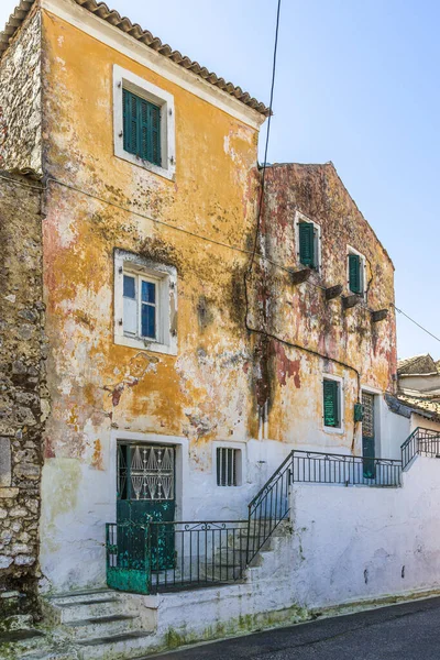 Caminar por los pasillos pueblo de Sinarades en la isla de Corfú — Foto de Stock