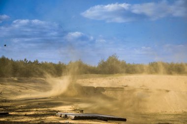 Kum madenciliğinde küçük bir kasırga. Slovakya 'nın batısı.