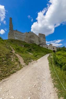 Slovakya 'nın Cachtice köyünün yukarısındaki Cachtice kalesinin kalıntıları.