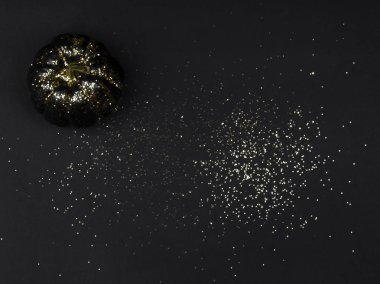 Siyah balkabağı ve altın parıltıları