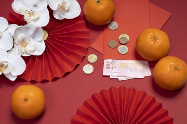 Şanslı Çin yeni yılı turuncu Ang Pao parasıyla kutluyor.