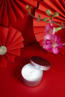 Beyaz cilt bakımı, doğu Çin kızıl arka planında fotoşop yapıyor.