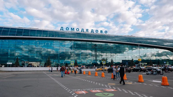 Moskova / Rusya - 27 Ağustos 2019: Gündüz vakti uluslararası Domodedovo havaalanı binasının dışı