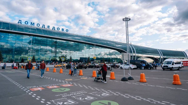 Moskova / Rusya - 27 Ağustos 2019: Gündüz vakti uluslararası Domodedovo havaalanı binasının dışı